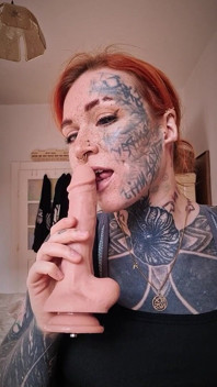 Gerçekçi bir dildoda oral seks
