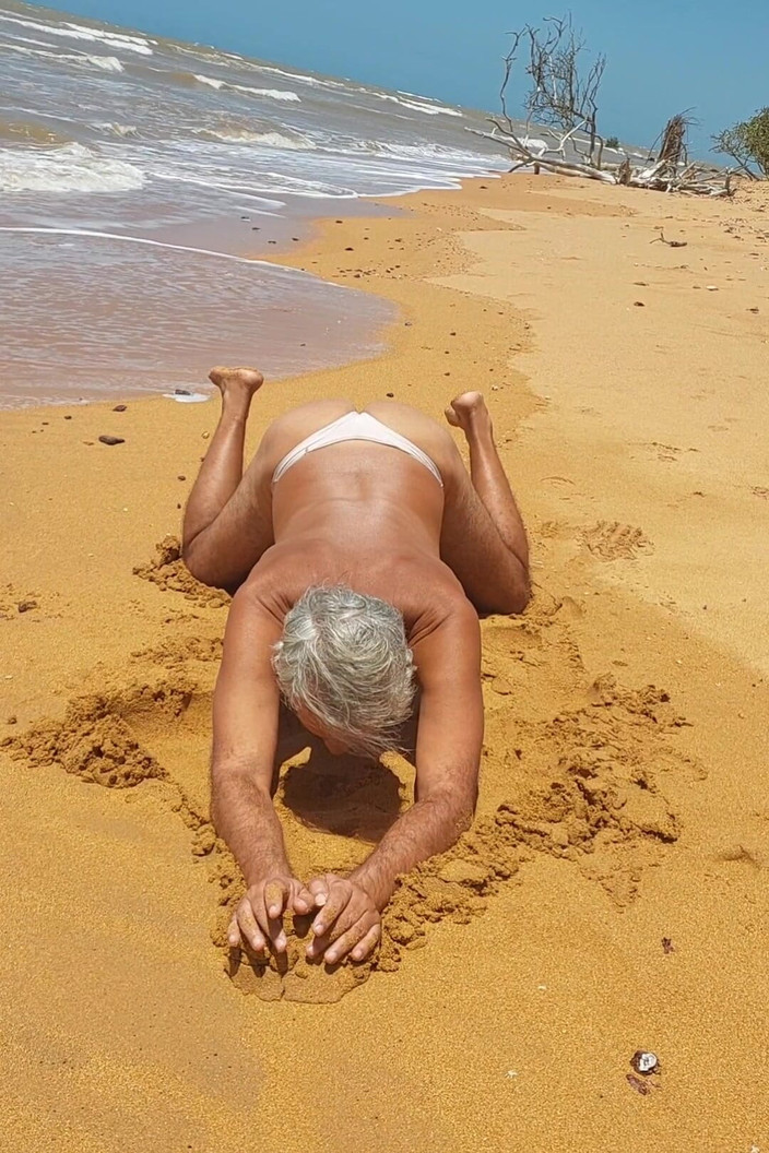 Ladysilvas: Кроссдрессер Ladysilva в трусиках на пляжі, повний збудження в її гарячу дупу