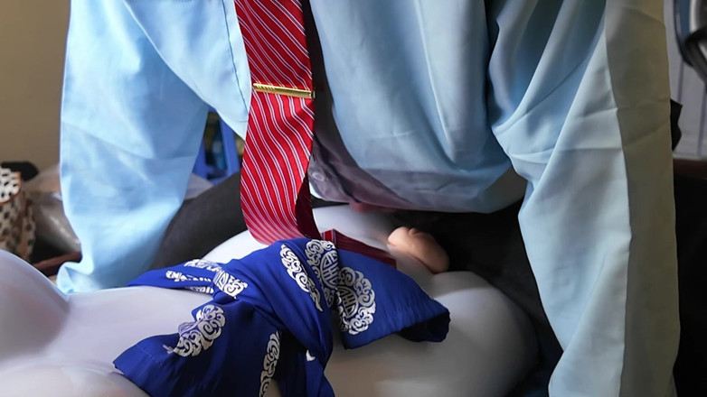 Hoangduy: Un homme d’âge moyen baise avec ses jouets