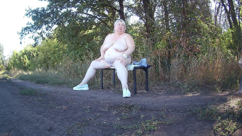 Zona901: Tchýně v parku se svléká a masturbuje k orgasmu na...