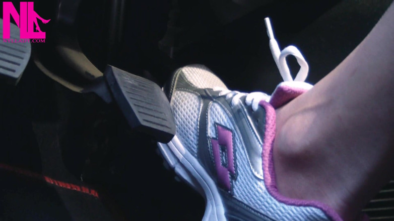 Nyllady: ロトスニーカーでの速い運転