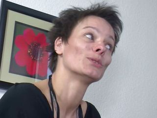 German Amateur: Une femme mature aux cheveux courts se fait éjaculer et baiser
