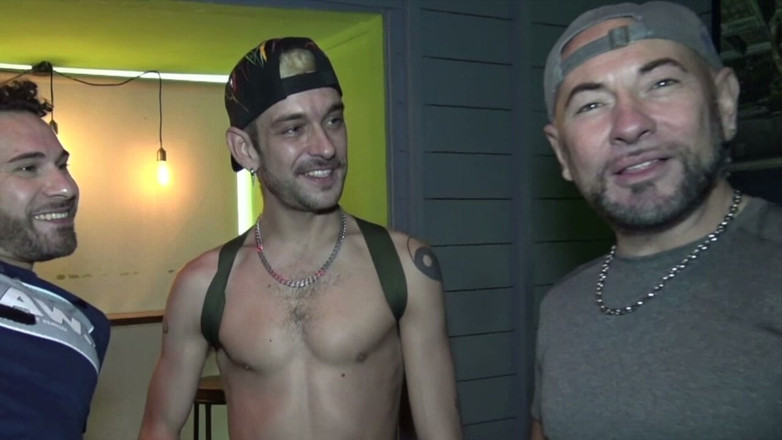 First sex experience with boy for straight: Basie w barze publicznie