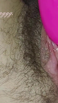 Molhada buceta peluda se masturbando com vibrador close-up amador russo modelo milf ginnagg