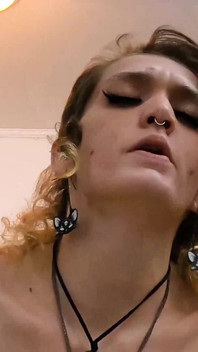 荒廃したローズは、彼女の小さなお尻の穴にモンスターのバットプラグを取る