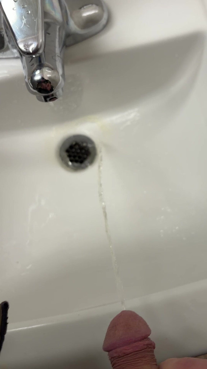 Tatted Daddy: Pișare publică în chiuvetă