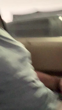 J’exhibe ma bite bien dure dans ma voiture