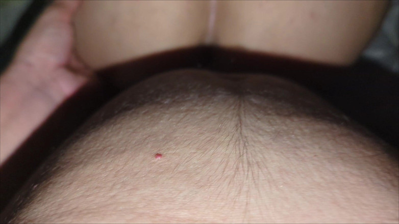 buttllover: Scopo segretamente il buco vergine della mia sorellastra
