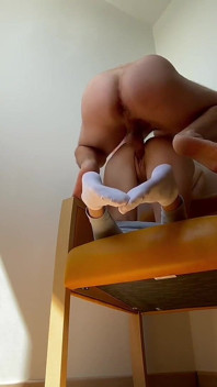 Gigi masada yarak çizerken öğretmeni tarafından azdırılıyor