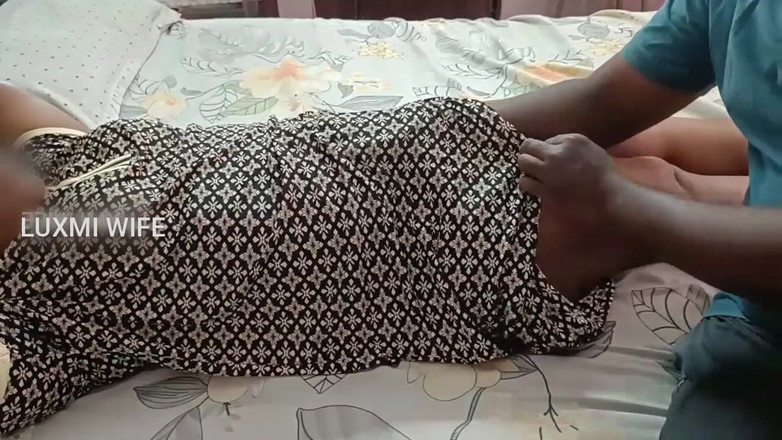 Luxmi Wife: Il vicino si massaggia nudamente alla moglie -1