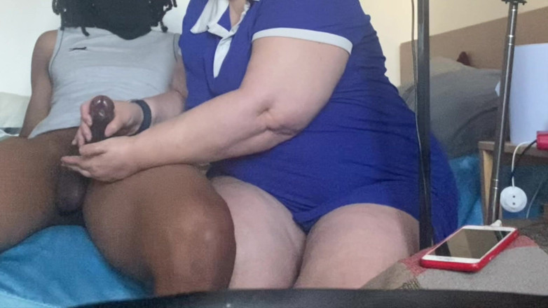 Daddykane: Handy GILF befasst sich mit schwanz des liebhabers mit öliger massage
