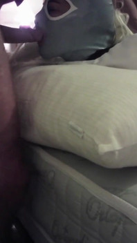 Laura diikat pada kasut tumit perak yang menakjubkan, 15 minit dikongkek tekak dan pepek