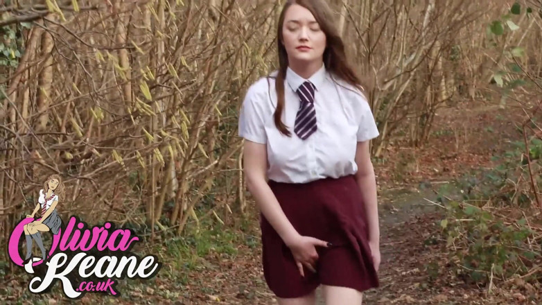 Olivia Keane: Olivia Keane 18 tuổi đi tiểu trong rừng