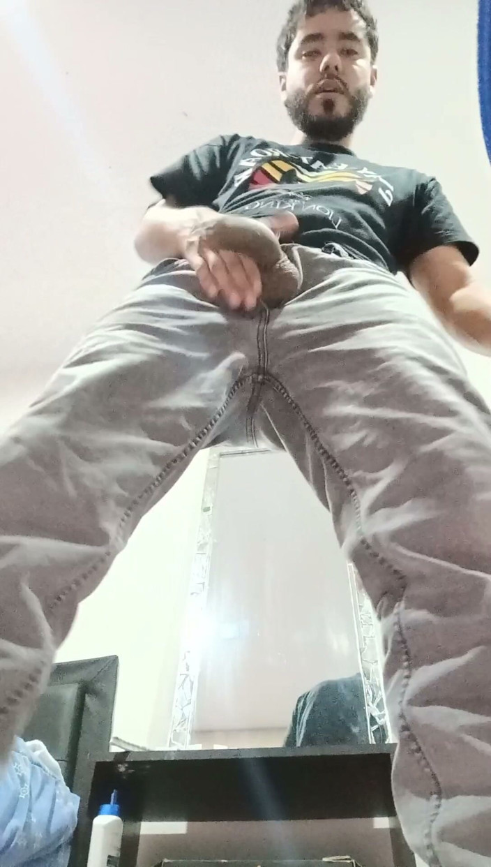 Tommhot: A Burly Stud in Jeans, Moaning