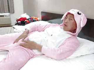 Cewek hot asia lagi pose dibalik celana dalam pink baruku dan celana boxer di motel murahan