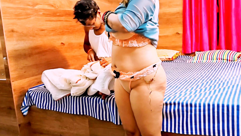 Baby Tina: 印度农村老人和他的继女玩重口味性爱，并吮吸tina nandey