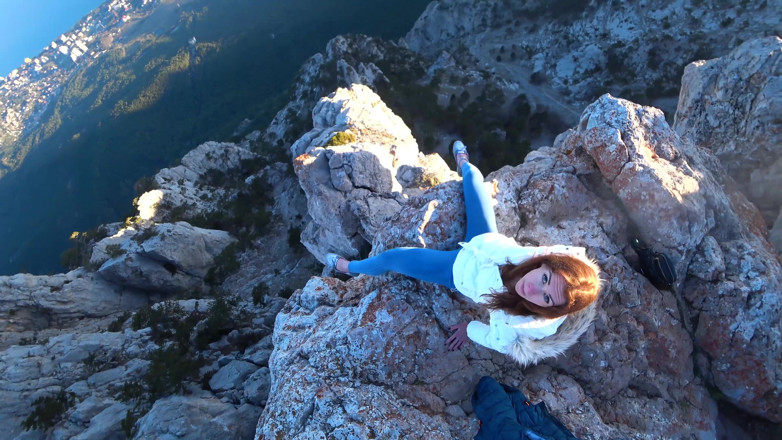 Mia Bandini: Risky fuck on a cliff