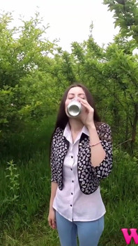 Si rambut coklat kurus dengan batang penuh terpaksa kencing di dalam hutan dan membasahkan rumput tinggi yang menyentuh pepek basahnya