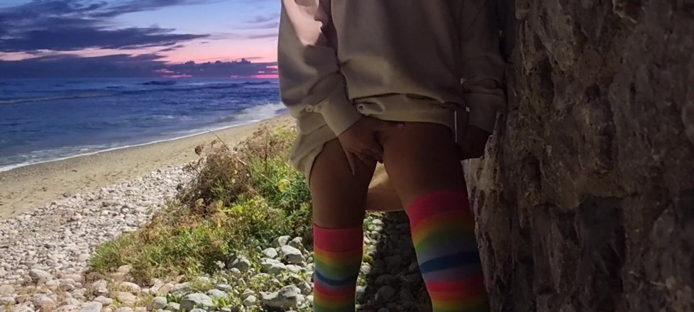 TheloveStory: Sexig blondin Extrem onani utomhus het röv