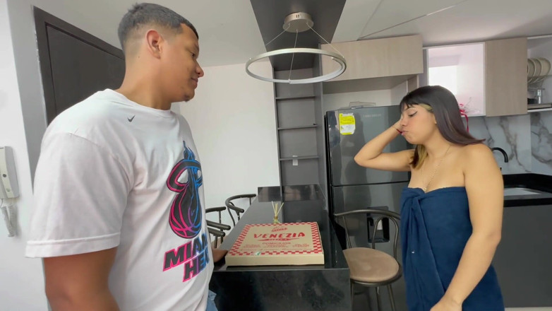 Saraymike: I Fuck the Pizza Delivery Guy to Avoid Paying for...