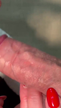 Fumar durante la mamada con lápiz labial rojo y uñas rojas y corrida en mi boca
