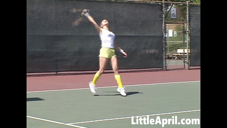 Little April: 테니스를 치는 섹시한 십대 소녀 Little April