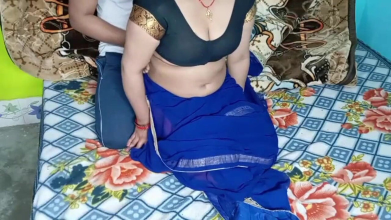 Manjushukla: Bhabhi baru seksi dalam warna biru Sari.