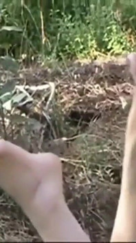Menyembah kaki teman dengan istri cuckquean