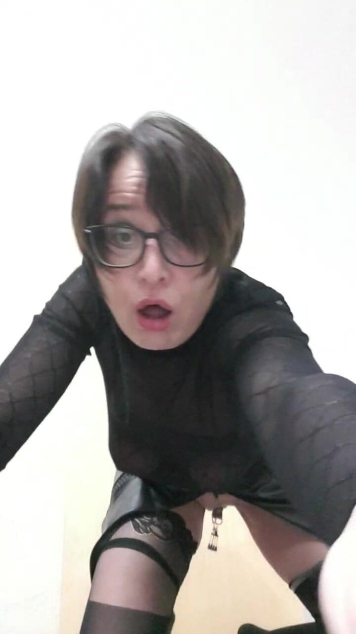 JulieEroticDress: セクシーなドレスで潮を吹く