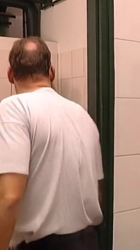 Auf Der Toilette Vom Hausmeister Beim Ficken Erwischt.