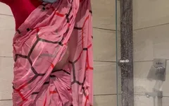 Indisk femboy Sissy Cross byrå Jessica Leone Saree strippning och full dusch i våt Saree