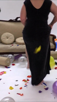 Ayaklarımız ve göğüslerimizle balon patlatıyor