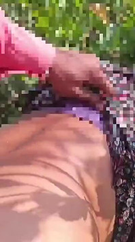 ganv ki desi bhaabhi ki dogi stail men sarson ke khet men chudaee. devar ke saath aautdor seks desi bhaabhi