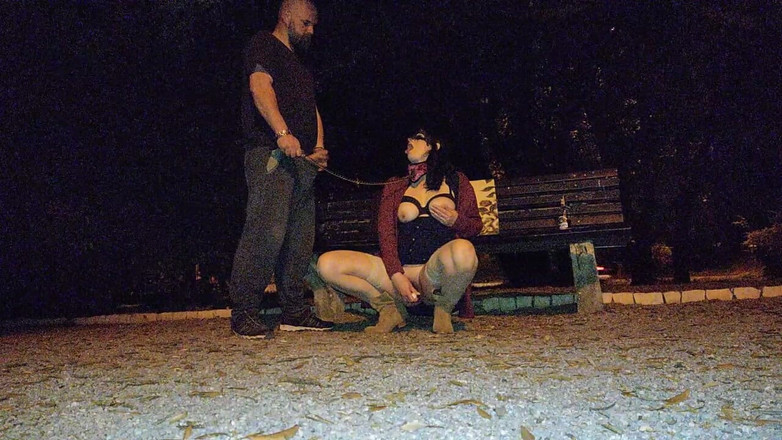 Toilet Mommy: Taytlı ve yüksek çizmeli kontrollü ve tasmalı