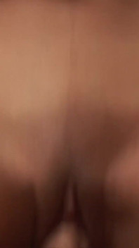 2人の女の子は2つのディックスで穴を埋めます