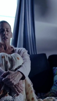 Pure taboe agófobe milf Cherie Deville masturbeert terwijl ze een mysterieuze man fantaseert