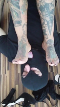Lo schiavo del piede adora i piedi delle sue donne tatuate