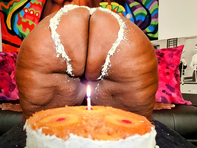 Mochaswallows Demonstrates How to Make Pound Cake (MochaSwallows)