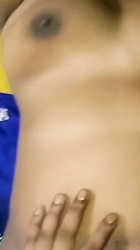 Indická sexy desi bhabi šukací video. Sexy bhabhi šuká s Deverem.