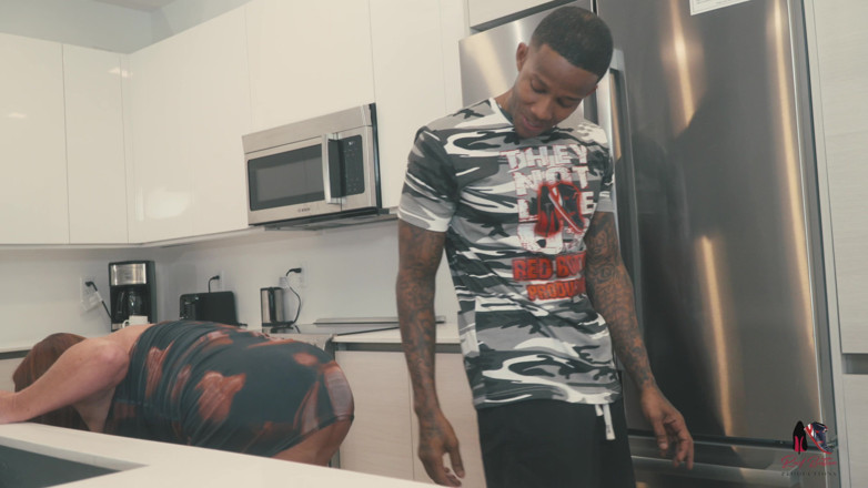 Red bottom productions: Rabuda Puta Namorada Leva Pau Por Toda a Cozinha