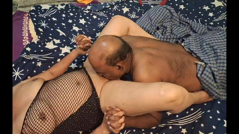 Sexy sindu: Büyük götlü ev amcığı yatakta tam çıplak seks