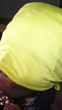 La troia nera magra succhia un Gallo bianco e si fa sborrare in bocca