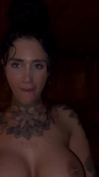 Ciężarna wytatuowana milf drenuje nieznajomego w parowej saunie Jedna noc stojak