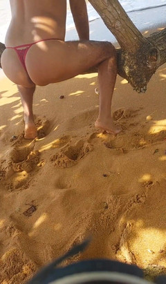 Ladysilvas: समुद्र तट पर Ladysilva सेक्सी पैंटीज में अपनी हॉट गांड दिखा रही है