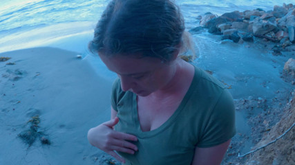 Erin Electra: Enteado trai com madrasta na praia