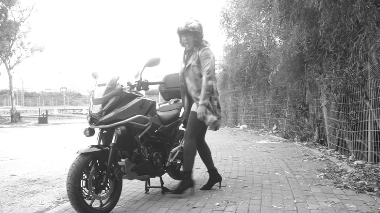 Voyager: Todo carro que passava via seu pênis vibrando sob o...