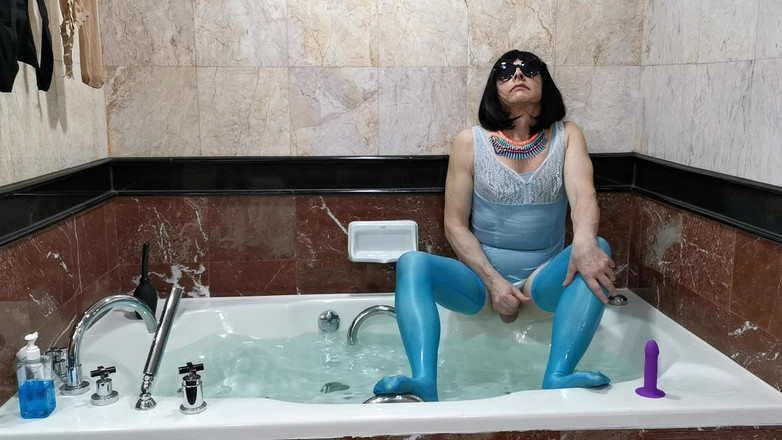 Sissy Cummy Lingerie: Erotism și naturalism într-un hotel din Bangkok sau în seara de după o întâlnire,...