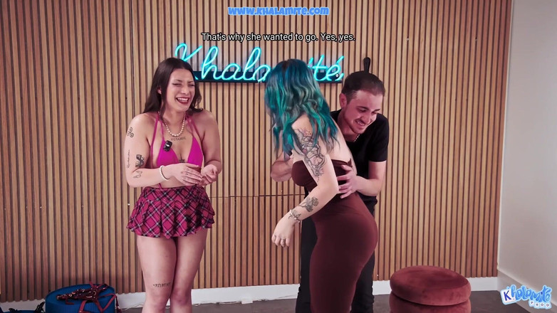 Khalamite: Wie ligt er? - Striptease cam meisje Khalamite