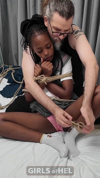 Shibari Bondage e orgasmo con mutandine per la ragazza ebano del college