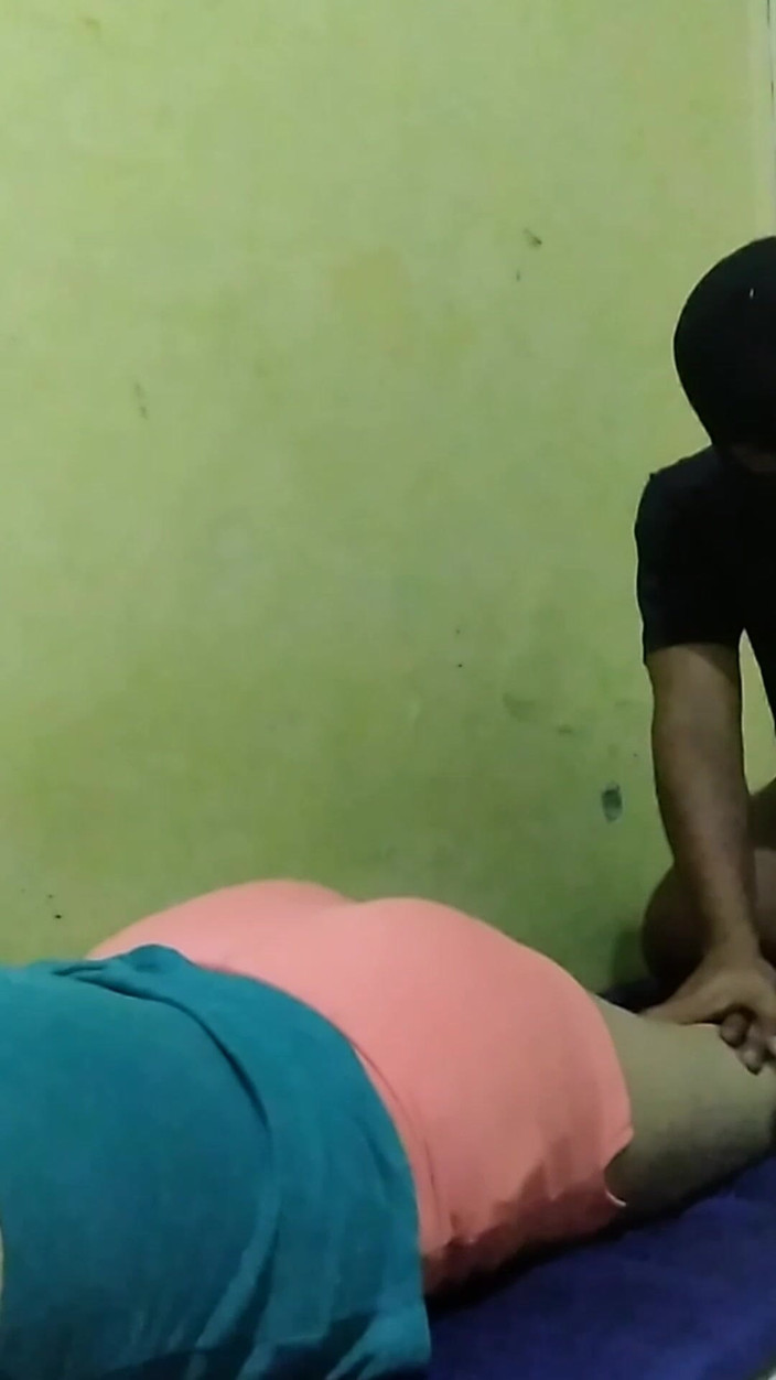 Angelina Pop: Masöz güzel ve seksi kadın müşterileri alıyor